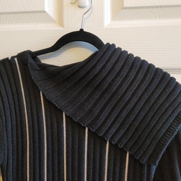 Ladies Black and White Gusseted Sweater - Picture 2 of 4